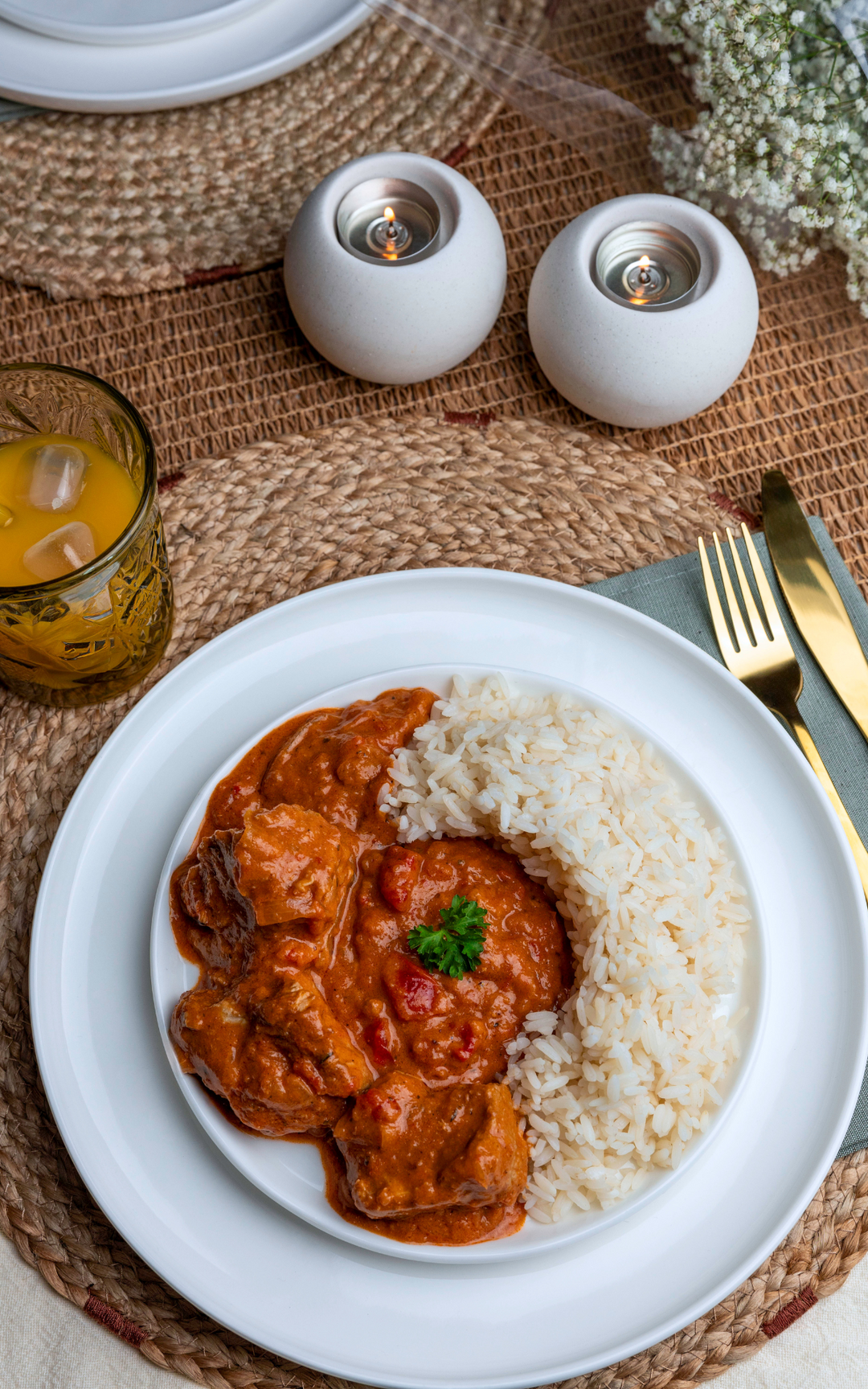 Kalfsblanquette gestoofd in tomatensaus met pindakaas