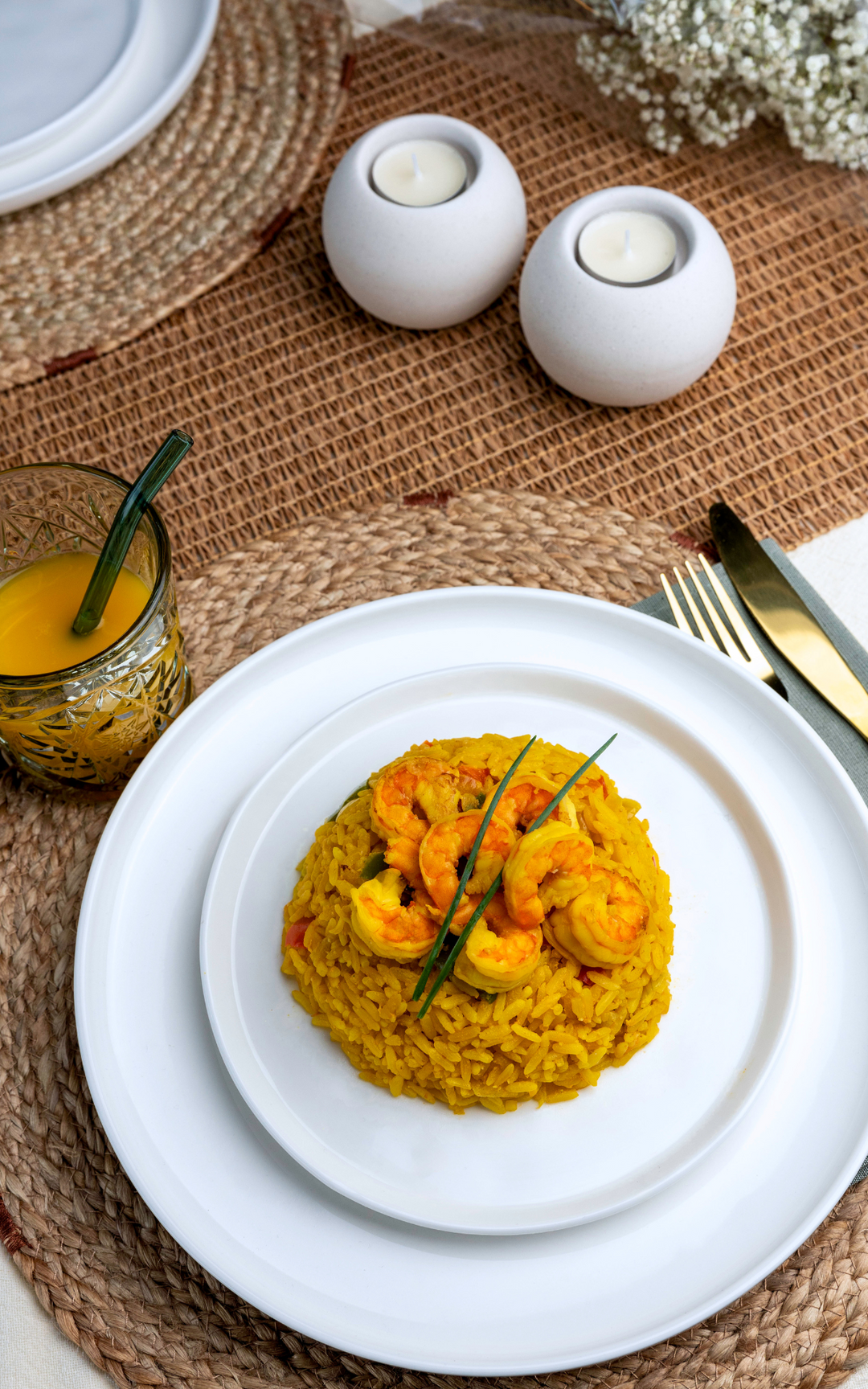 Gebakken rijst met scampi en paprika