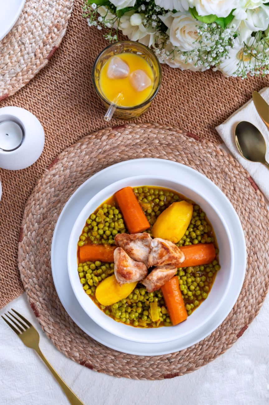 Tajine de poulet mijoté aux petits pois et aux carottes