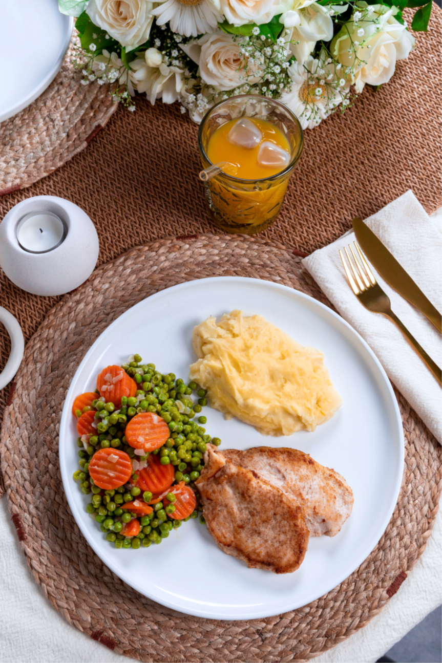 Escalope de poulet grillée avec carottes, petits pois et pommes rissolées