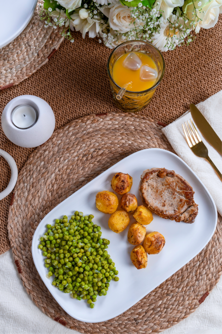 Médaillon de veau avec petits pois et pommes grenaille rôties