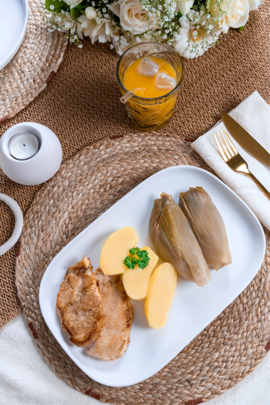 Escalope de poulet grillée avec chicons à l’ail et pommes de terre nature