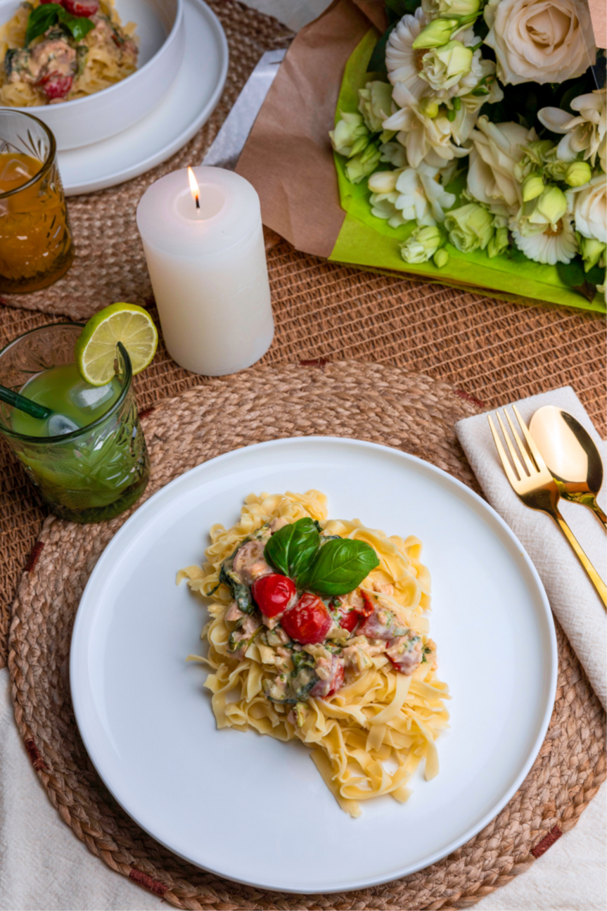 Tagliatelles au saumon frais, épinards et tomates cerises rôties