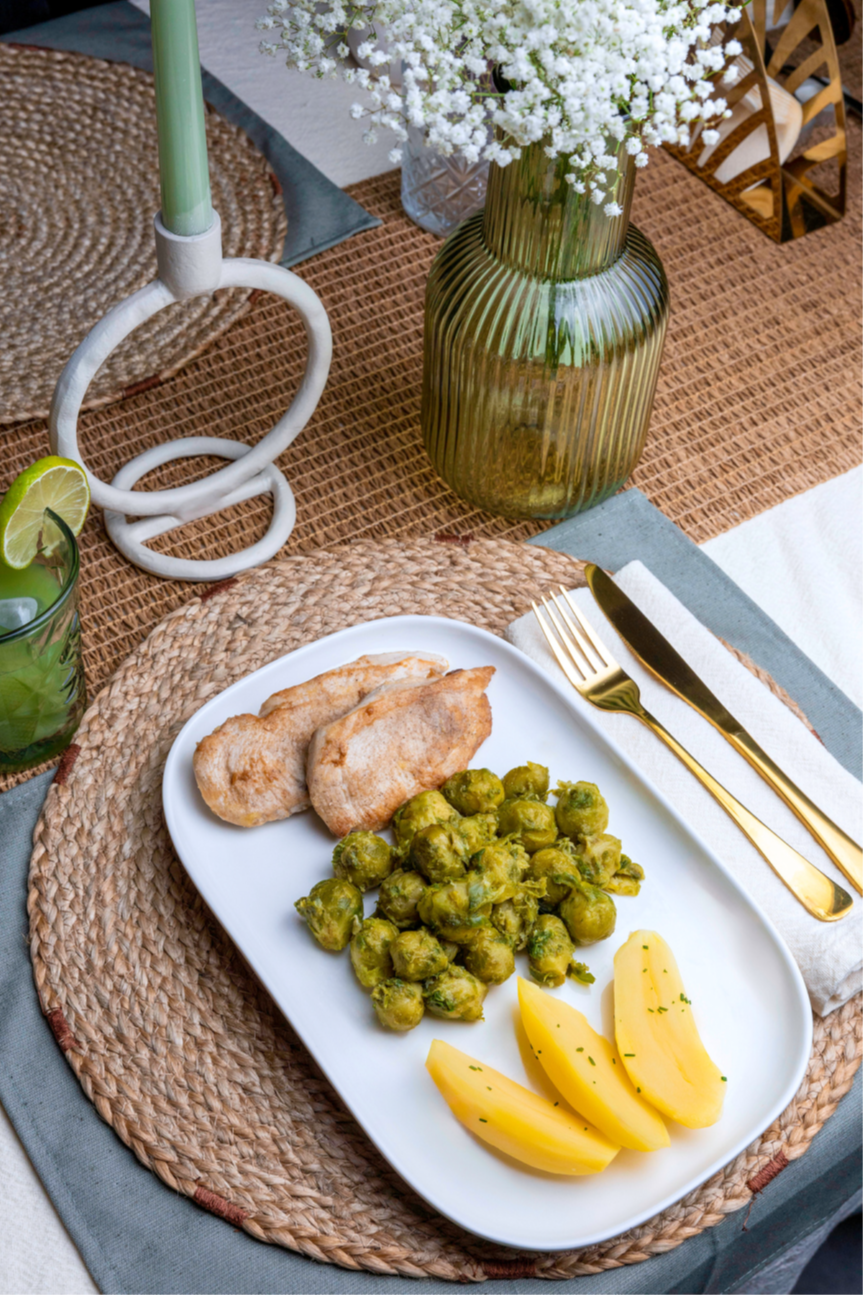 Escalope de poulet grillée, choux de Bruxelles et pommes de terre nature