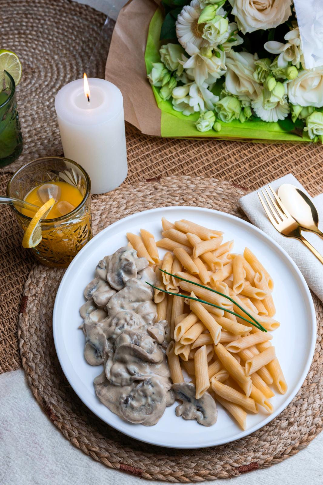 Penne nappées d’une sauce aux champignons