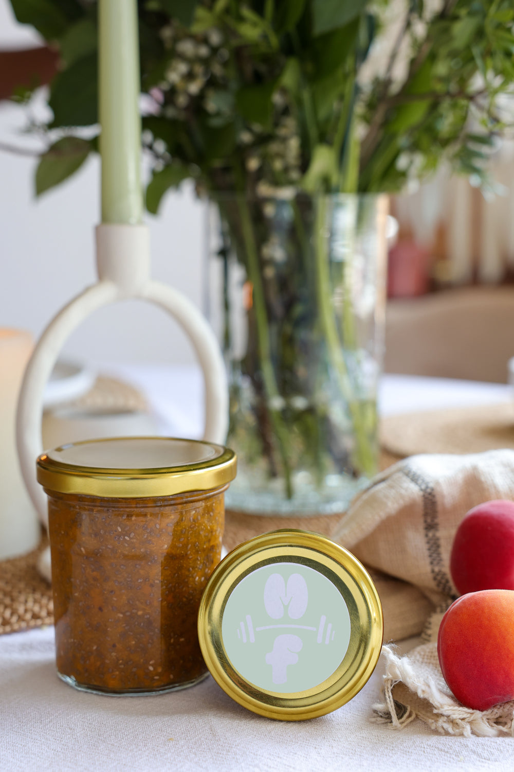 Grand pot de confiture d’abricot aux graines de chia
