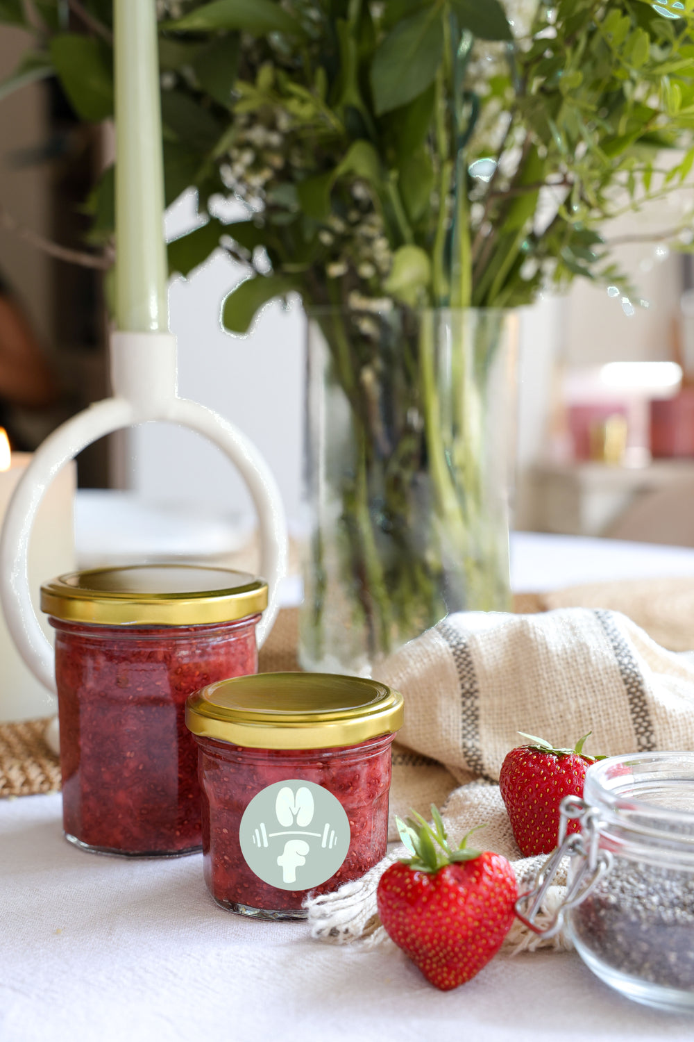 Grand pot de confiture de fraises aux graines de chia